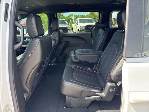 New 2027 Chrysler Pacifica Select FWD image 18