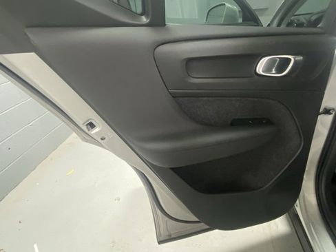 Used 2025 Volvo XC40 B5 Plus image 8