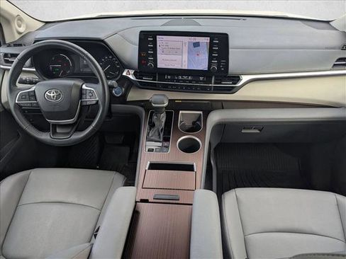 Used 2023 Toyota Sienna XLE image 17