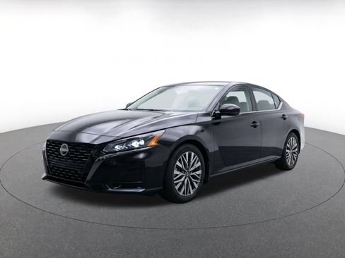 Used 2025 Nissan Altima 2.5 SV FWD image 3