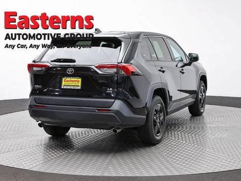 Used 2022 Toyota RAV4 LE AWD/4WD image 5