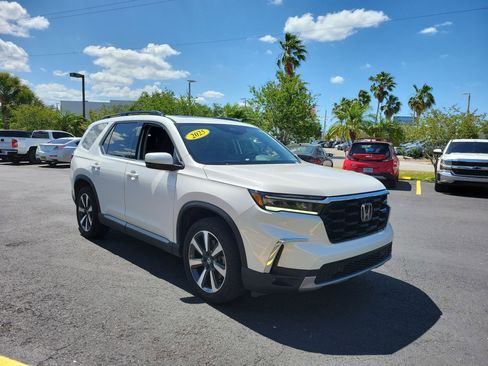 Used 2025 Honda Pilot Touring image 2