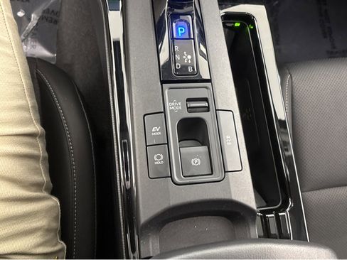 Used 2025 Toyota Prius AWD image 40