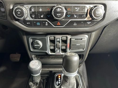 Used 2024 Jeep Wrangler Unlimited w/ Convenience Group image 19