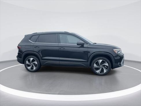 New 2026 Volkswagen Taos SE image 2