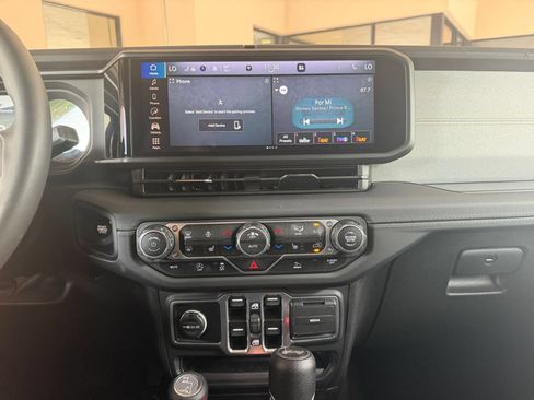 Used 2025 Jeep Wrangler Unlimited Sahara AWD/4WD image 17