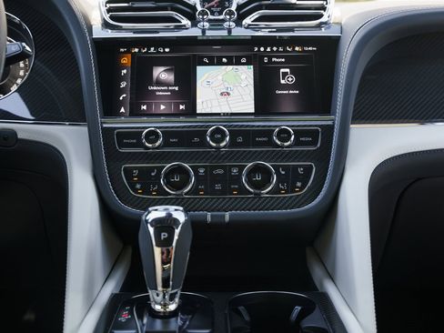 Used 2025 Bentley Bentayga Extended Wheelbase image 18