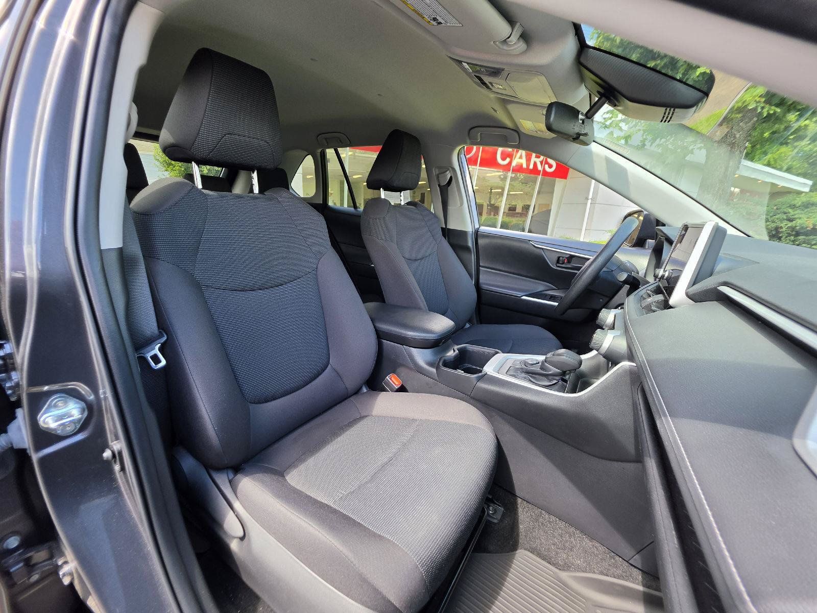 Used 2024 Toyota RAV4 LE AWD/4WD image 17