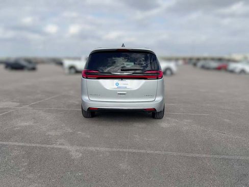New 2026 Chrysler Pacifica Limited image 10