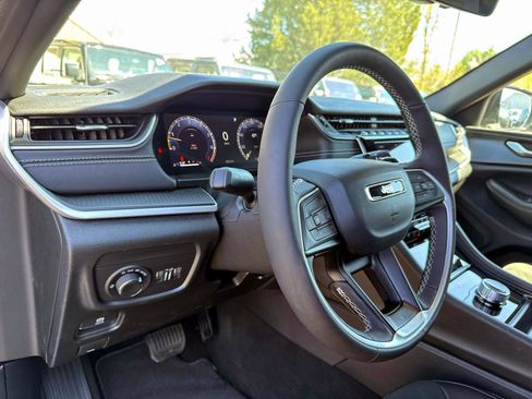Used 2025 Jeep Grand Cherokee Altitude AWD/4WD image 14