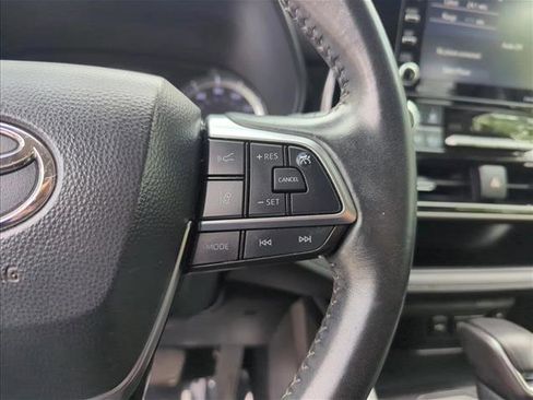 Used 2021 Toyota Highlander LE FWD image 19