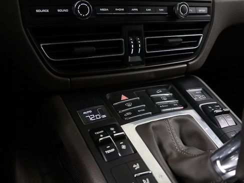 Used 2020 Porsche Macan Turbo image 23