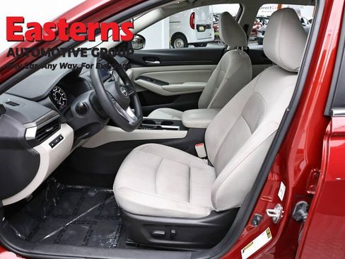 Used 2025 Nissan Altima 2.5 SV FWD image 14