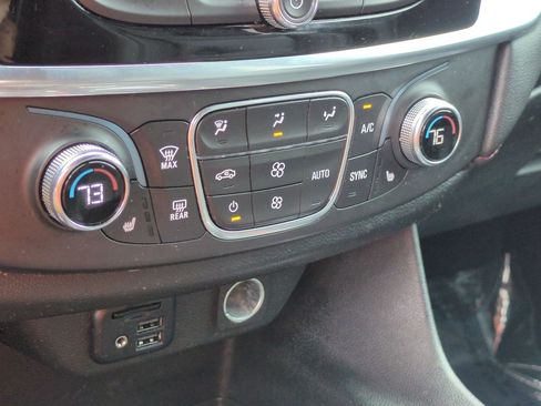 Used 2022 Chevrolet Traverse RS FWD image 25