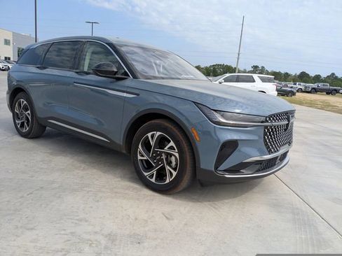 Used 2025 Lincoln Nautilus Premier image 2