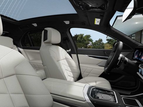 Used 2025 BMW 760i xDrive w/ Executive Package AWD/4WD image 6