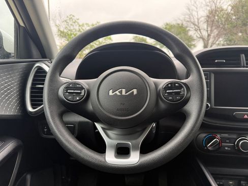 Used 2025 Kia Soul LX w/ LX Technology Package FWD image 28