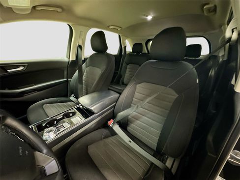 Used 2019 Ford Edge SE image 19