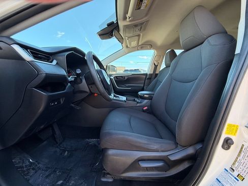 Used 2021 Toyota RAV4 LE AWD/4WD image 24