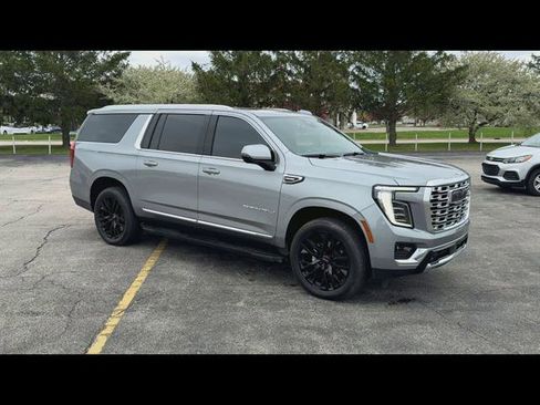 Used 2025 GMC Yukon XL Denali w/ Advanced Technology Package AWD/4WD image 30