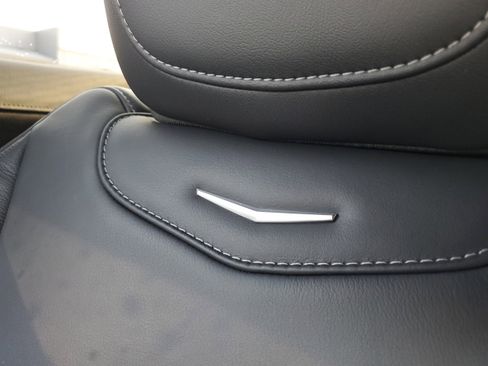 Used 2024 Cadillac XT4 Premium Luxury image 38