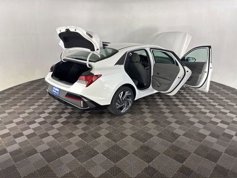 Used 2025 Hyundai Elantra SEL FWD image 17