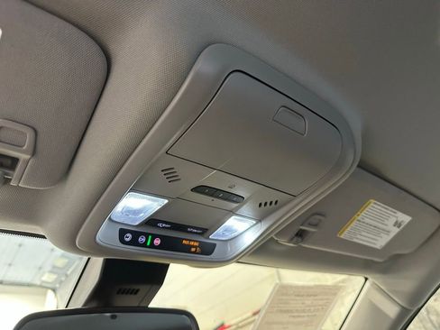 Used 2024 GMC Terrain SLT image 17