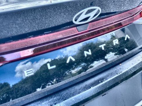 Used 2025 Hyundai Elantra SE FWD image 10