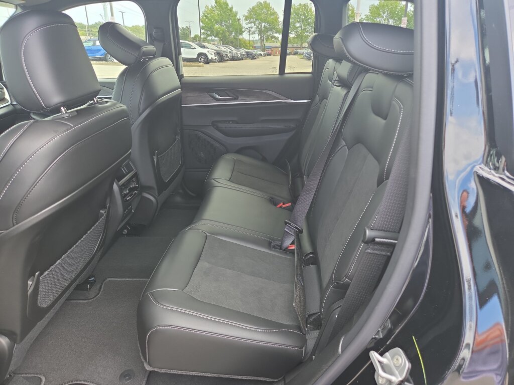 New 2027 Jeep Grand Cherokee Altitude RWD image 6