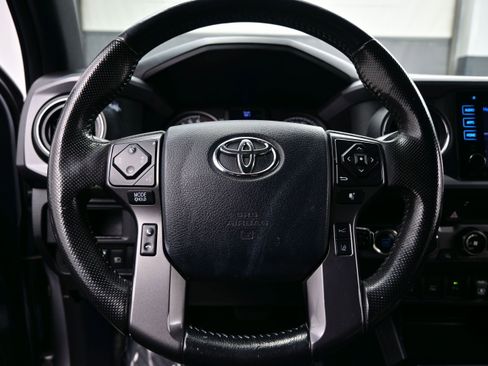 Used 2018 Toyota Tacoma TRD Off-Road w/ Technology Package AWD/4WD image 20