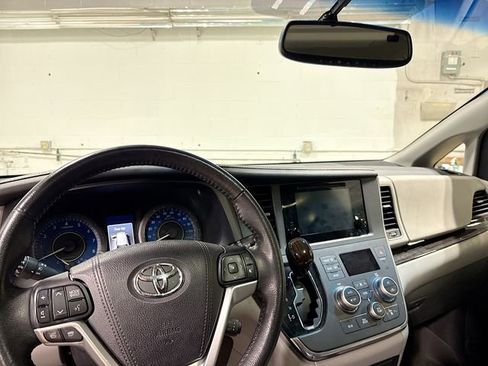 Used 2015 Toyota Sienna XLE Premium image 11