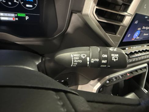Used 2025 Toyota Sequoia Platinum AWD/4WD image 44
