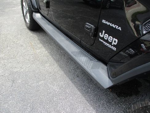 Used 2018 Jeep Wrangler Unlimited Sahara AWD/4WD image 32