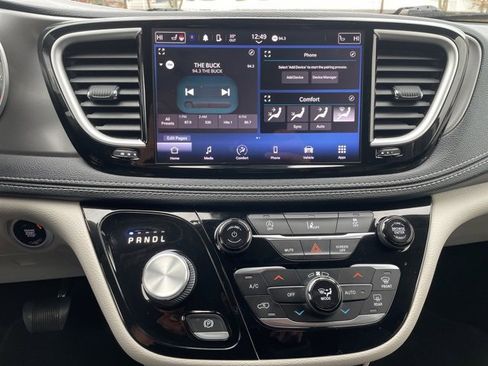 Used 2022 Chrysler Pacifica Touring-L image 24