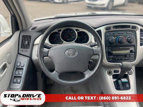 Used 2005 Toyota Highlander 4WD V6 w/ 3rd Row image 12