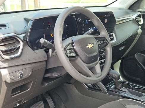 Used 2025 Chevrolet TrailBlazer LT AWD/4WD image 13