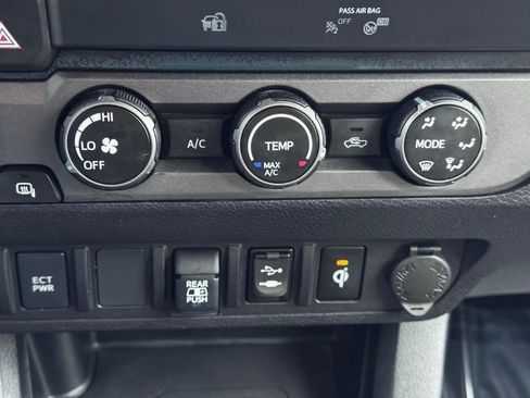 Used 2019 Toyota Tacoma TRD Off-Road image 12