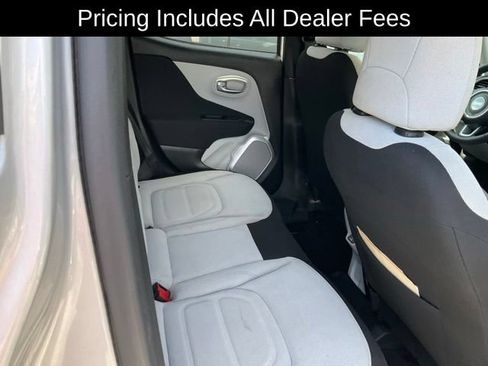 Used 2018 Jeep Renegade Latitude FWD image 8