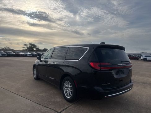 Used 2023 Chrysler Pacifica Touring-L FWD image 7