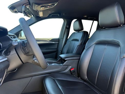 Used 2024 Jeep Grand Cherokee Limited image 9