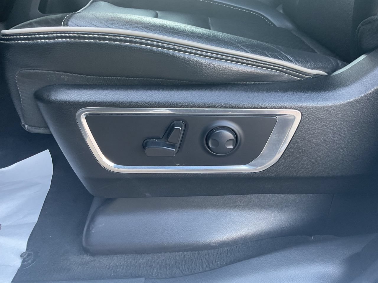 Used 2024 RAM 1500 Laramie AWD/4WD image 9