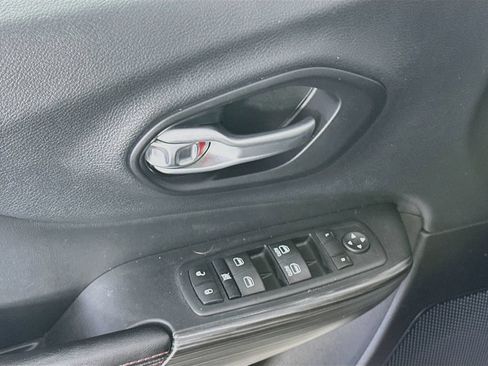 Used 2015 Jeep Cherokee Trailhawk w/ Leather Interior Group AWD/4WD image 23