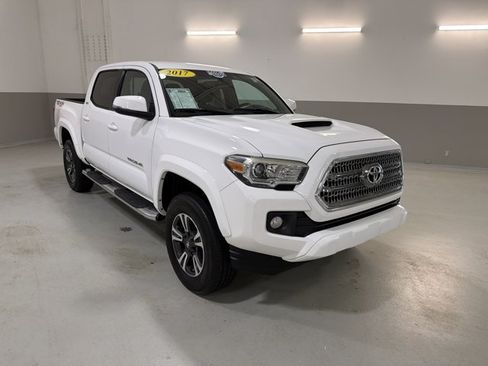 Used 2017 Toyota Tacoma TRD Sport w/ Tow Package (A/T) AWD/4WD image 10