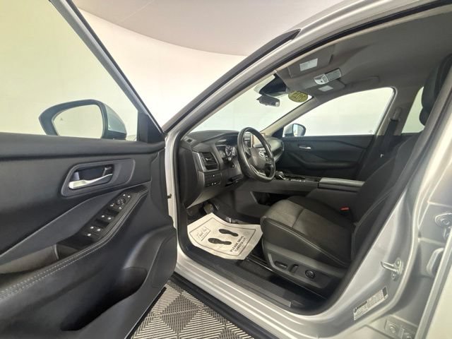Used 2025 Nissan Rogue SV FWD image 2