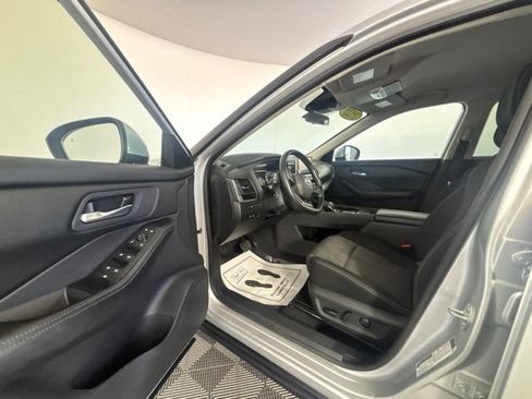 Used 2025 Nissan Rogue SV FWD image 2