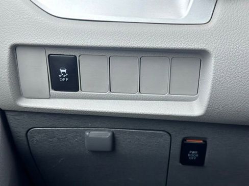 Used 2019 Toyota Sienna LE w/ LE Preferred Package FWD image 17