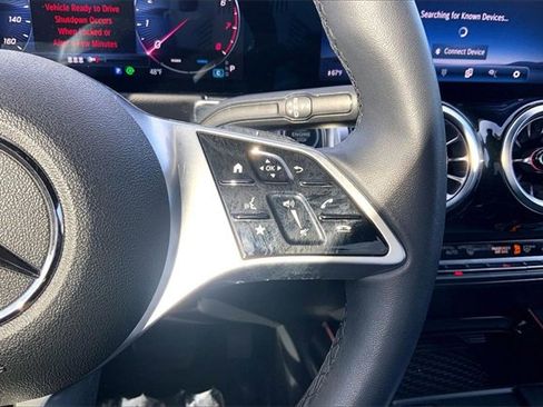 Used 2025 Mercedes-Benz GLB 250 4MATIC image 21