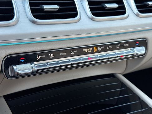 Used 2023 Mercedes-Benz GLS 450 4MATIC image 17