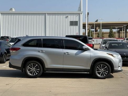 Used 2019 Toyota Highlander XLE AWD/4WD image 3