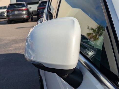 Used 2023 Volvo XC40 B5 Plus image 10